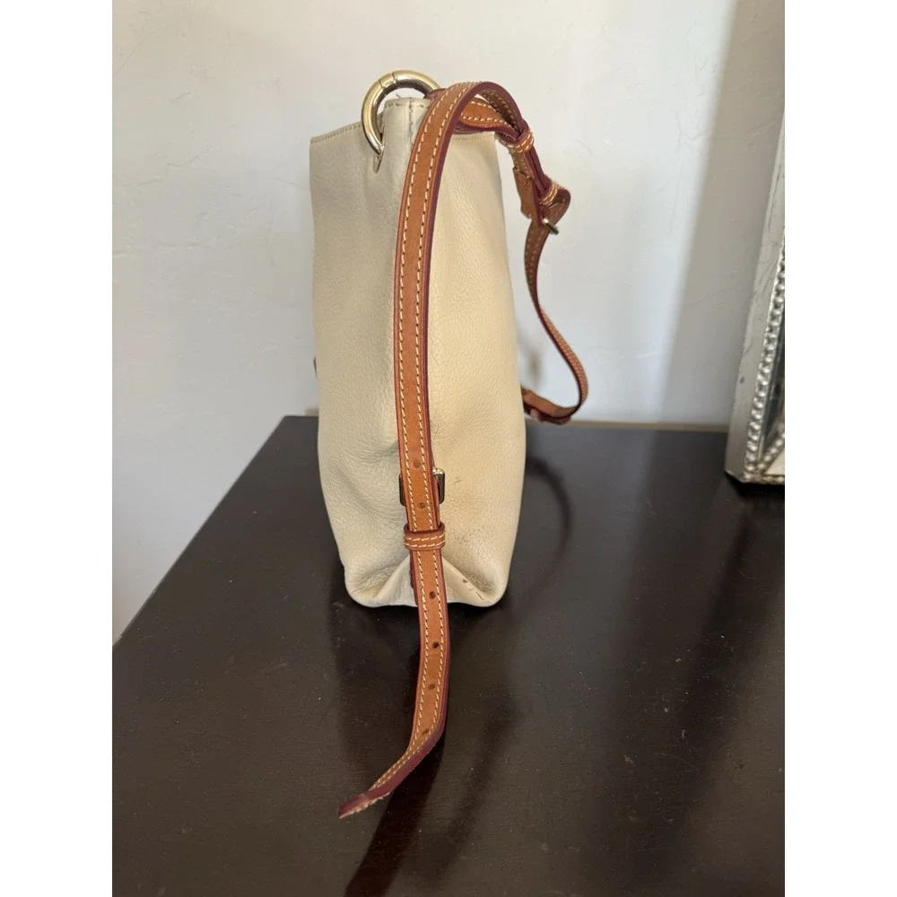 Dooney‎ And Bourke Beige Leather Shoulder Handbag Hobo Purse Red Lining Key Hold